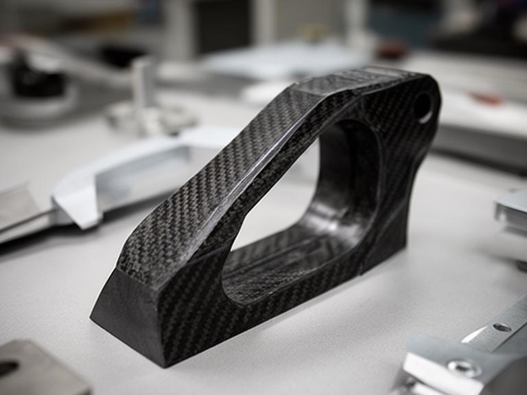 Soporte de fibra de carbono mecanizado y alineado sobre una mesa de ingeniería